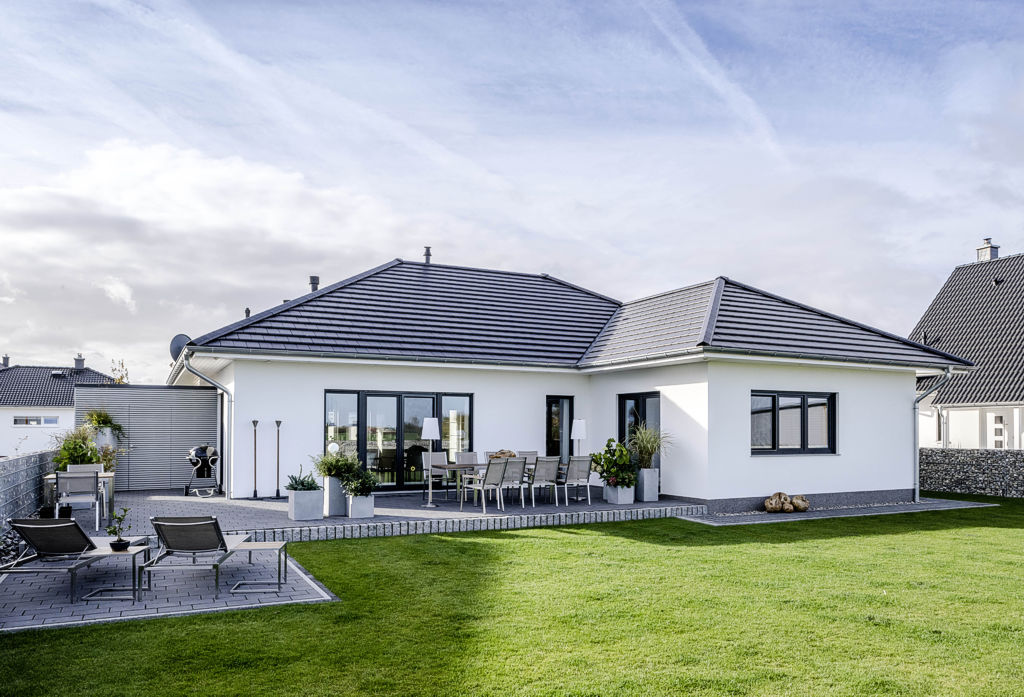 Ein moderner Bungalow von ARGE-HAUS